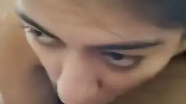 Sexy nude babe gives a desi blowjob to her guy