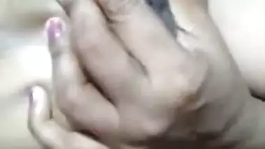 Desi nude milf shoots her naked MMS for her lover