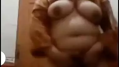 Bhabhi shaking hip during fingering on live cam