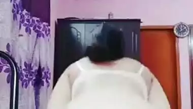 Nerdy college girl from India shakes big buttocks and spanks it