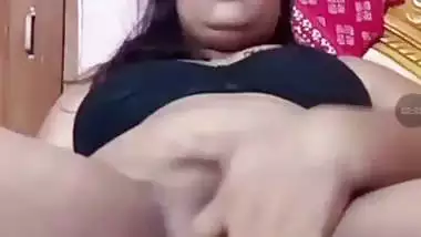 Unsatisfied bhabhi fingering fat pussy on live cam