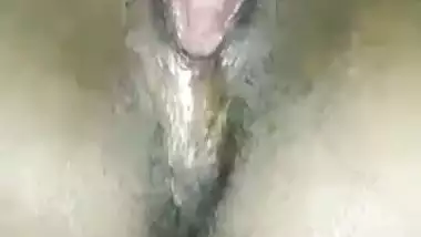 Man eats his lady’s pink pussy on video call sex