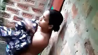 Wet bhabhi changing dress caught after nude bath