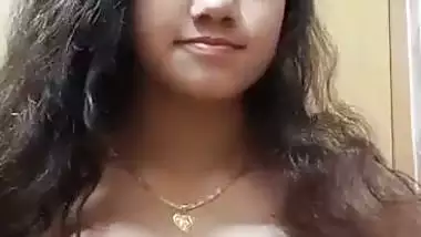 Bangladeshi TikToker girl naked boobs playing viral MMS