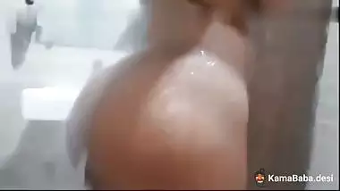 Delhi nude girl records her MMS taking a shower