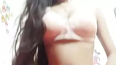 Indian girl nude MMS showing her curvy body and hairy pussy