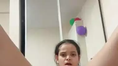 Indian nude babe records her fingering MMS for fun