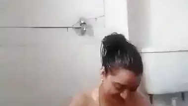 Desi sex video of husband fucking his wife during bath