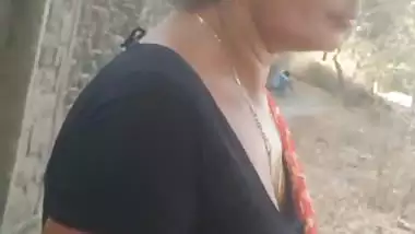 Horny man fucks a desi randi in a plastic hut on the road