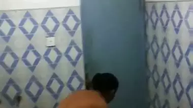 Cute small boobs bhabhi taking naked bath viral video