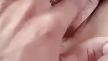 Desi lady in car shows naked body in viral outdoor sex