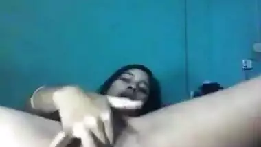 Desi babe excellently works on XXX pussy masturbating it in bed