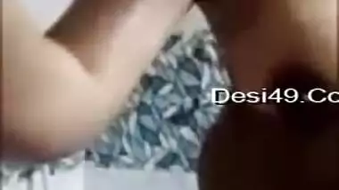 XXX-shaped body of Indian woman looks amazing on camera after shower